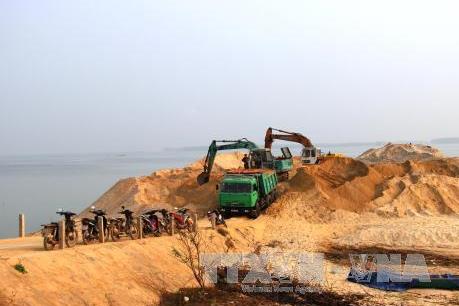 Xử lý nghiêm hoạt động sai phạm khai thác cát trong hồ Dầu Tiếng