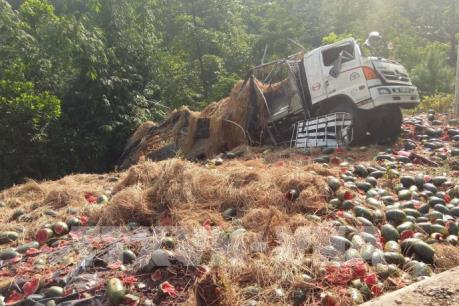 Điện Biên: Xe tải chở dưa hấu bị lật, tài xế bị thương nặng