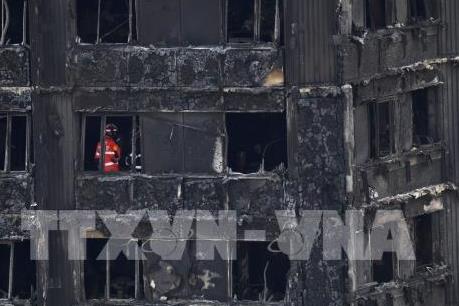 Tấm ốp bên ngoài Tháp Grenfell bị cháy không đáp ứng tiêu chuẩn an toàn