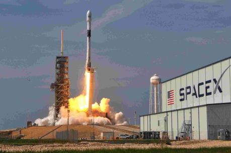 SpaceX hoãn kế hoạch đưa du khách lên Mặt Trăng