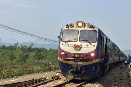 Đường sắt thông tin về sự cố chập điện làm một toa của tàu NH1 bốc cháy