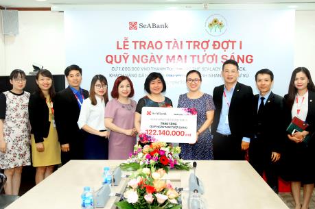 SeABank trao hơn 122 triệu đồng ủng hộ quỹ Ngày mai tươi sáng