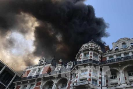 Khói đen nghi ngút bốc lên từ khách sạn 5 sao ở thủ đô London, Anh