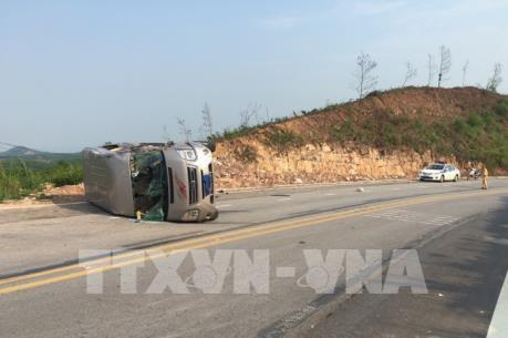 Quảng Ninh: Va chạm giữa xe khách và xe đầu kéo, 10 người thương vong