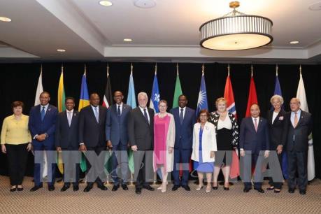 Thủ tướng Nguyễn Xuân Phúc gặp cựu Thủ tướng Canada Jeans Chretien và Tổng Thư ký OECD