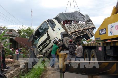 Xe tải đâm vào nhà dân làm 1 người bị thương, nhiều tài sản hư hỏng