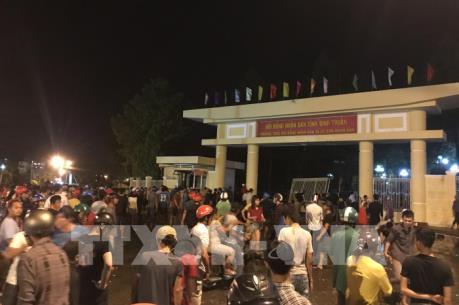 Giải tán đám đông tụ tập gây rối tại Bình Thuận