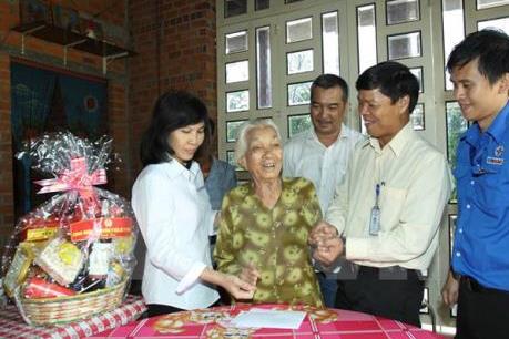 Dành hơn 355,4 tỷ đồng tặng quà cho người có công