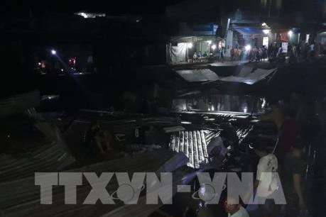 Cà Mau: Sạt lở trong đêm nhấn chìm 3 căn nhà xuống sông
