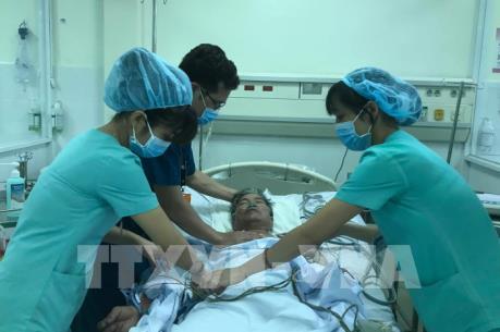 Trực thăng bay xuyên đêm, đưa ngư dân về đất liền cấp cứu