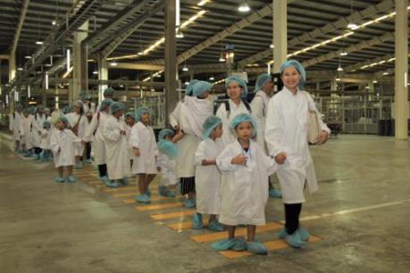 Vui hè 2018, bé cùng khám phá "siêu nhà máy sữa" của Vinamilk