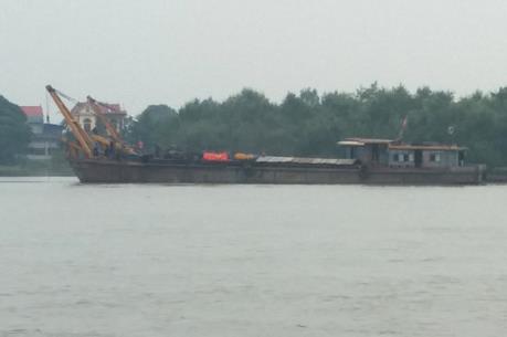 Cano va chạm với sà lan, ít nhất 5 người thương vong