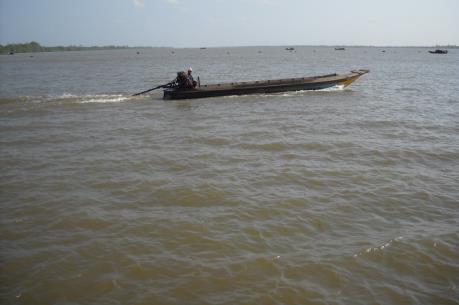 Vụ ca nô va chạm với sà lan trên sông Hậu: Tìm kiếm một công an mất tích