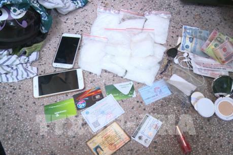 Bắt giữ đối tượng vận chuyển trái phép 1 kg ma túy đá