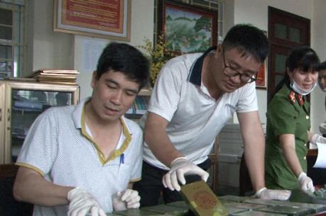 Lào Cai bắt 2 đối tượng vận chuyển trái phép 23 bánh hê rô in