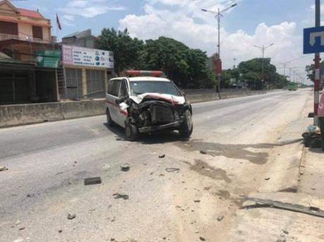 Xe cứu thương mất lái đâm thẳng vào tiệm tạp hóa nhà dân