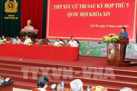 Chủ tịch Quốc hội Nguyễn Thị Kim Ngân tiếp xúc cử tri tại Cần Thơ