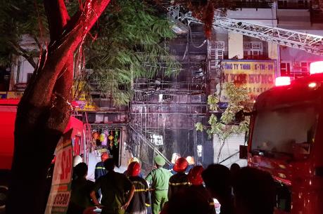 Tp Hồ Chí Minh: Hơn 130 lính cứu hỏa dập tắt đám cháy trên đường Hải Thượng Lãn Ông