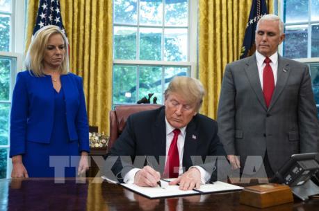 Tổng thống Trump ký sắc lệnh hành pháp nhằm tránh chia cắt các gia đình nhập cư