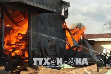 Cháy lớn tại kho gỗ ở huyện Bố Trạch, Quảng Bình