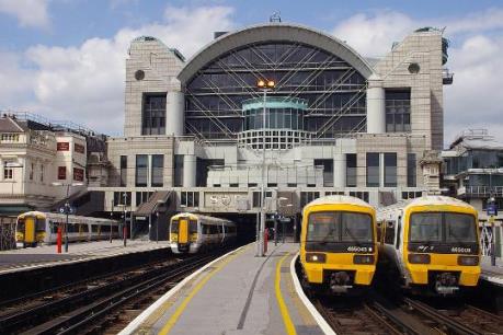 Nhà ga ở London sơ tán sau khi một đối tượng tuyên bố mang theo bom