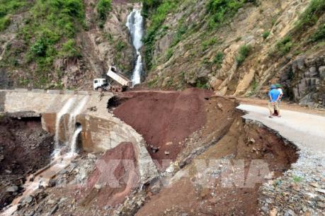 Điện Biên: Xuất hiện tình trạng sạt lở đất đá gây ách tắc giao thông cục bộ