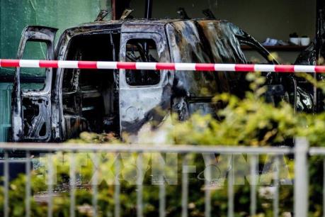 Xe tải chở hàng lao vào trụ sở tòa soạn báo hàng đầu của Hà Lan