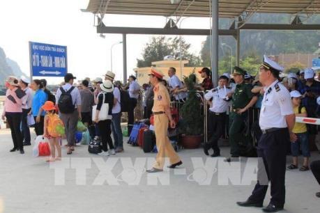 Đưa hơn 5.000 du khách mắc kẹt ở đảo Cô Tô trở về đất liền