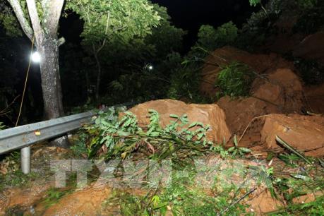 Sạt lở đất đá gây ách tắc giao thông nghiêm trong trên Quốc lộ 4D tại Lào Cai