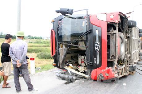 Nghệ An: Lật xe khách giường nằm, 8 người thương vong