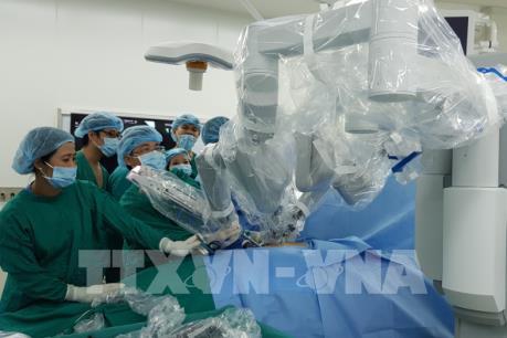 Dùng robot để phẫu thuật cắt thận từ người cho sống để ghép tạng