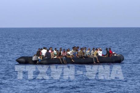 Italy kiên quyết không cho người di cư lên bờ