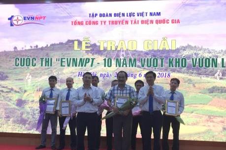 Trao giải cuộc thi “EVNNPT - 10 năm vượt khó vươn lên”