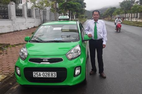Lái xe taxi Mai Linh trả lại 19 triệu đồng khách bỏ quên