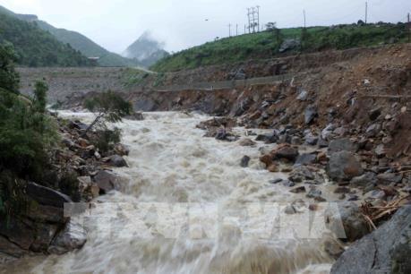 Nghiêm cấm người dân vớt củi trên sông, suối trong mùa mưa lũ