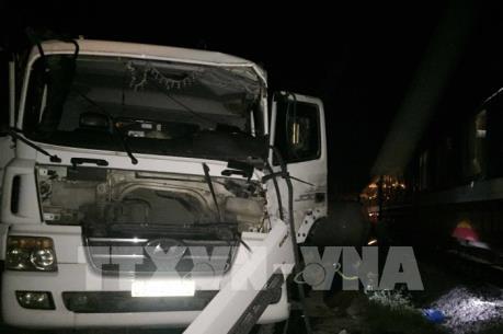 Xe bồn chở gas va chạm với tàu hỏa làm 4 người bị thương