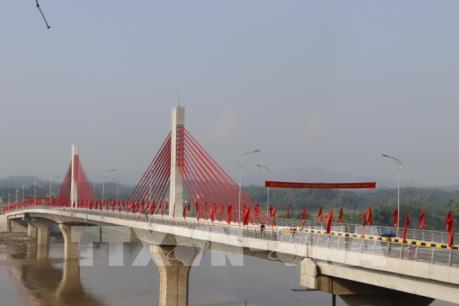 Yên Bái thông xe cầu Bách Lẫm bắc qua sông Hồng
