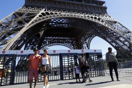 Tháp Eiffel khoác "áo giáp" chống khủng bố