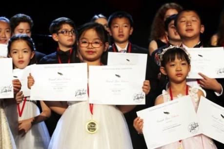 Lộ diện bé gái Việt Nam 7 tuổi giành giải nhất tại cuộc thi piano quốc tế ở New York