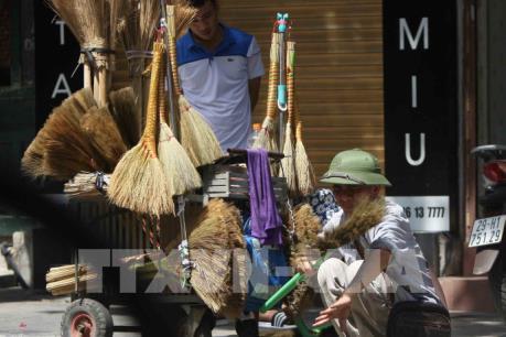 Mưu sinh ngày nắng nóng ở Hà Nội
