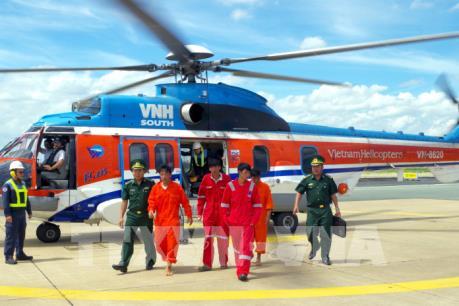 Huy động trực thăng đưa 4 thuyền viên bị nạn vào đất liền