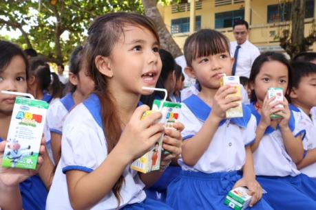 Vinamilk tặng 76.500 ly sữa cho trẻ em tỉnh Vĩnh Long