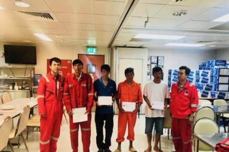 Biển Đông POC cứu 4 ngư dân gặp nạn trên biển