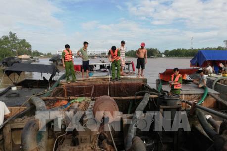 Khai thác cát trái phép trên sông Cổ Chiên