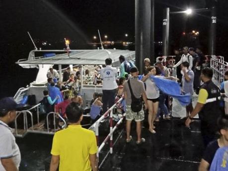 Hơn 50 du khách vẫn mất tích trong vụ lật tàu ở Phuket