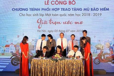 Gần 2 triệu học sinh lớp 1 cả nước được tặng mũ bảo hiểm