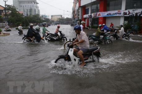 Mưa to làm ngập nhiều tuyến phố