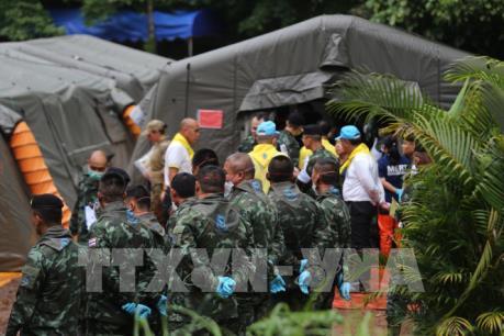 Giải cứu đội bóng thiếu niên Thái Lan: Bình dưỡng khí được chuyển tới hang Tham Luang