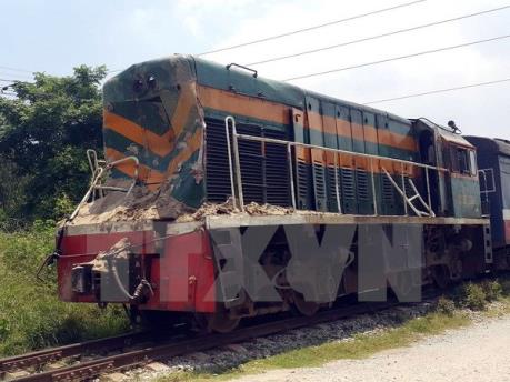 Tàu hỏa đâm ôtô con khiến 2 người bị thương