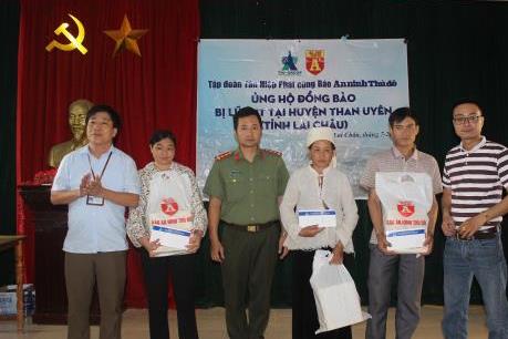 Tập đoàn Tân Hiệp Phát tặng quà cho bà con bị thiên tai tại Lai Châu, Hà Giang